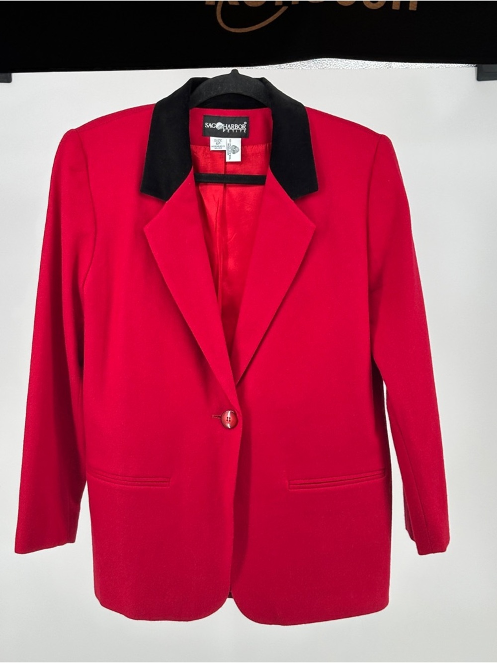 Vintage Women’s Size 6‎ Petite Sag Harbor Red Wool Blazer with Black Collar
